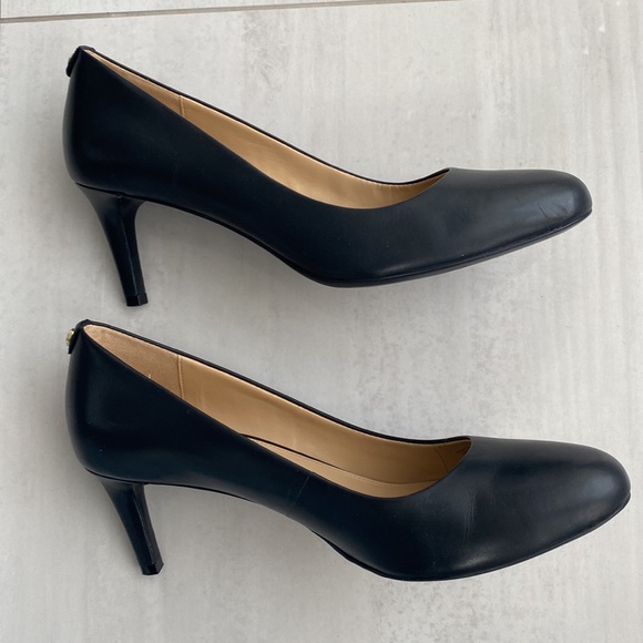 Like new Michael Kors Black Jenna Flex Pump - Picture 5 of 8